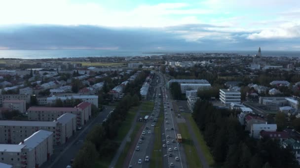 Estrada Urbana Moderna Com Tráfego Movimentado Capital Islândia Aérea — Vídeo de Stock