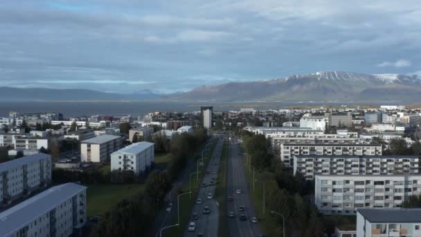 Stedelijk Landschap Van Reykjavik Met Verre Berghooglanden Antenne — Stockvideo