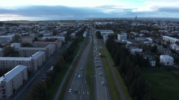 Carros Viajam Estrada Krnglumrarbraut Atravessando Cidade Reykjavik Aérea — Vídeo de Stock