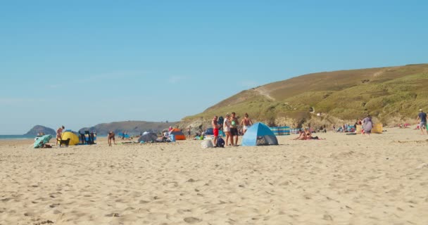 English People Spending Summer Sandy Shore Perranporth Beach Cornwall Storbritannien — Stockvideo