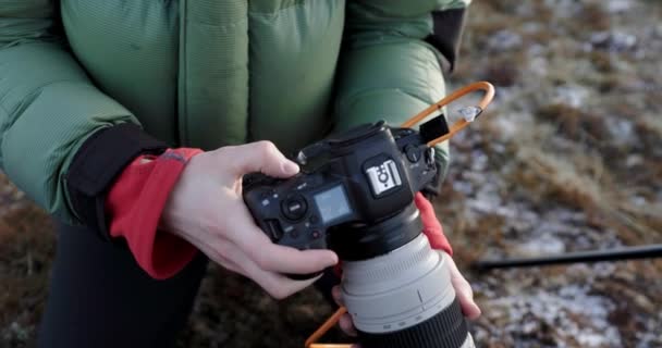 Tele Zoom Lensli Canon Kamerasını Kuran Adam Kablo Fotoğrafçılığı Açık — Stok video