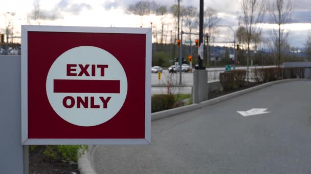 赤の出口のみサインをぼかすトラフィックフローの背景 — ストック動画