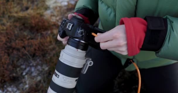 Fotógrafo Conectando Cabo Usb Laranja Câmera Para Fotografar Tirante — Vídeo de Stock