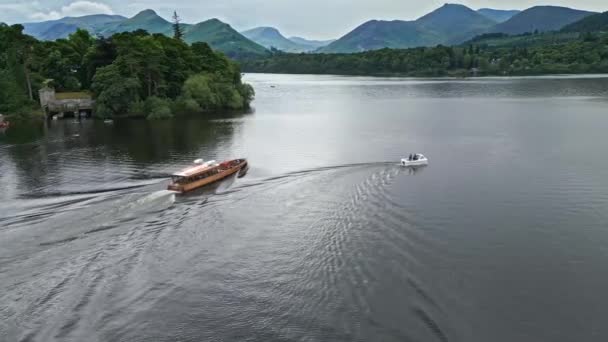 Drón Légi Felvétel Egy Folyami Hajóról Derwentwaterben Keswickben Egy Nyugodt — Stock videók