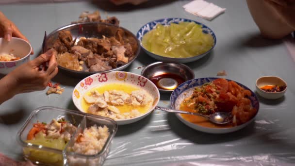 白いテーブルの上で箸で食べる アジア人の男2人が食事をした 中国と東アジアの伝統を食べる 中国料理を食べるのは — ストック動画
