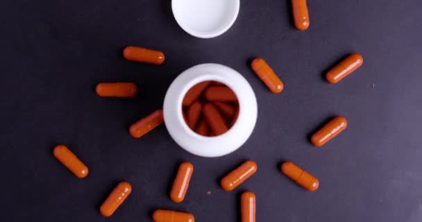 Birdyeye Záběr Rotující Červené Pilulky Bílý Balíček Černém Pozadí — Stock video