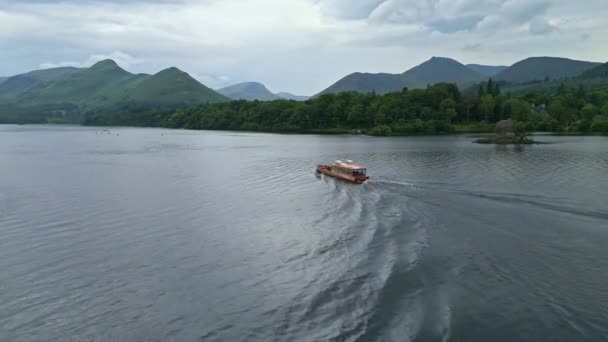 ダーウェントウォーター ケズウィック 川のボートと嵐の空の穏やかな湖のドローン映像 丘や緑豊かな森林に囲まれて — ストック動画