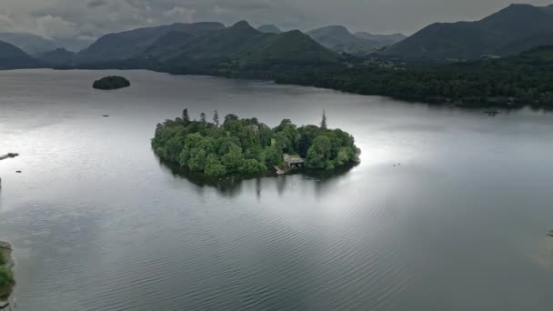 Drone Aerial Footage Island House Derwentwater Keswick Calm Lake River — Vídeos de Stock