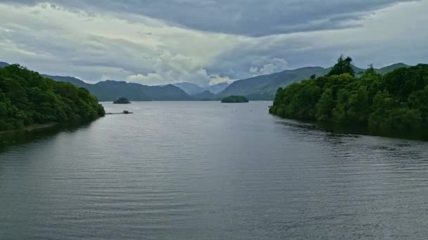 Drone Imágenes Aéreas Derwentwater Keswick Lago Tranquilo Con Barcos Fluviales — Vídeos de Stock