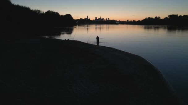 Seorang Nelayan Tunggal Tepi Sungai Vistula Dalam Cahaya Matahari Terbenam — Stok Video