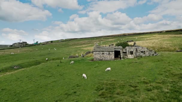 Luftaufnahmen Eines Alten Verlassenen Bauernhauses Den Mooren Von West Yorkshire — Stockvideo