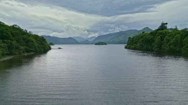 Drone Vidéo Aérienne Derwentwater Keswick Lac Calme Avec Des Bateaux — Video