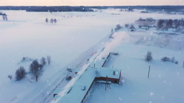 Heizsaison Mit Rauchendem Schornstein Alten Landwirtschaftlichen Gebäuden Bei Eisiger Kälte — Stockvideo