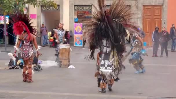 Pés Indígenas Mexicanos Dança Coroa Penas Movendo Rapidamente Antiga Civilização — Vídeo de Stock