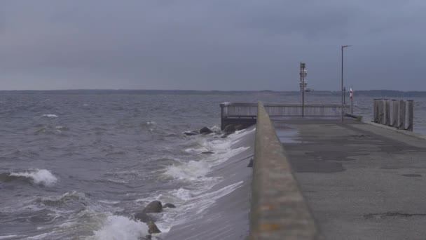 Onde Dure Che Schiantano Contro Diga Sul Porto Con Nuvole — Video Stock