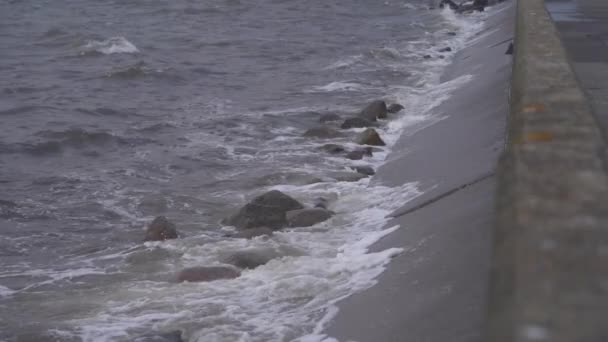 Ondas Batendo Parede Mar Concreto Construído Para Proteger Terra Costeira — Vídeo de Stock