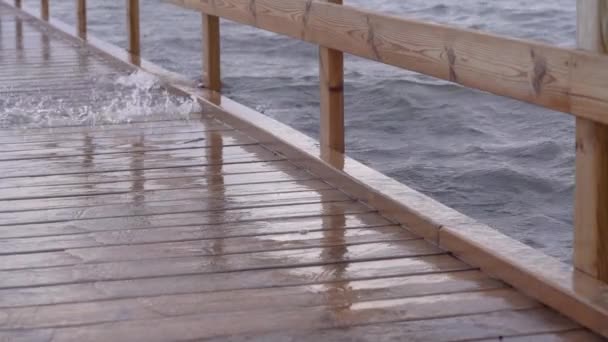 Olas Marinas Salpicando Fluyendo Paseo Marítimo Durante Marea Alta Cámara — Vídeos de Stock