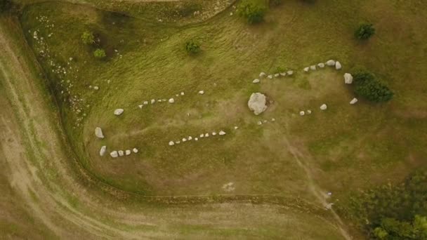 Vista Aérea Antigo Longo Barrow Dolmen Uma Colina Rural — Vídeo de Stock