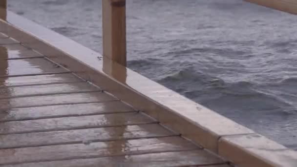 Flutwellen Über Dem Hölzernen Dock Tropical Beach Nahaufnahme — Stockvideo