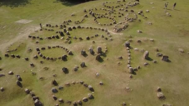 Туристи Відвідують Історичну Ліндходжу Місце Поховання Вікінгів Колишнє Поселення Данії — стокове відео