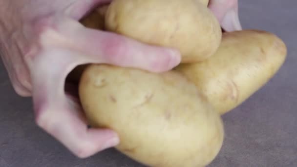 Mano Della Persona Messo Cinque Patate Crude Sul Tavolo Chiudere — Video Stock