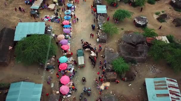 Persone Che Guidano Moto Attraverso Mercato Stradale Nel Villaggio Masai — Video Stock