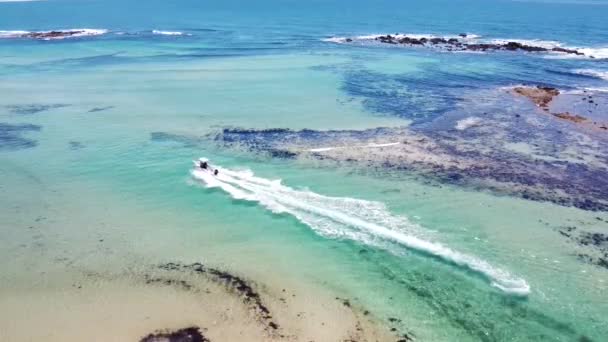 Drone Vista Aérea Barco Que Pasa Por Una Bahía Color — Vídeo de stock