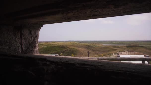 荷兰德克萨斯岛上自然平原景观中的长方形洞 但运动缓慢 — 图库视频影像