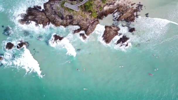 Drone Antenn Ovanifrån Vågor Och Surfare Njuter Svallvågorna Byron Bay — Stockvideo