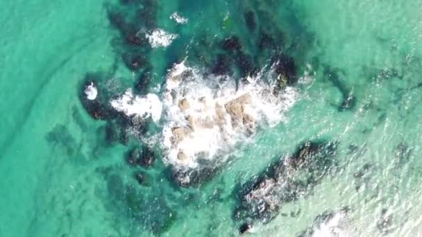 Drone Vista Aérea Superior Las Olas Rompiendo Algunas Rocas Medio — Vídeos de Stock
