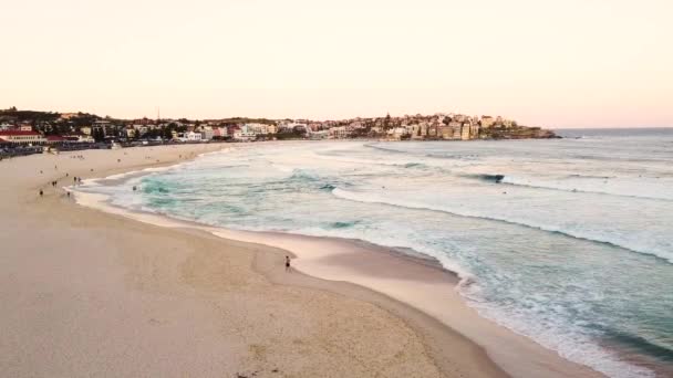 Drone Vista Aérea Famosa Playa Bondi Atardecer Australia — Vídeos de Stock