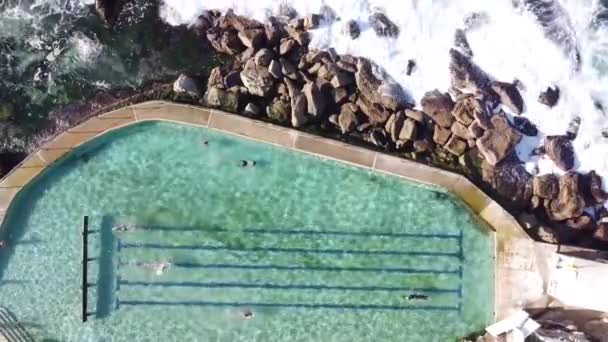 Avustralya Daki Ünlü Brontes Kayalık Havuzunda Yüzen Insanların Insansız Hava — Stok video