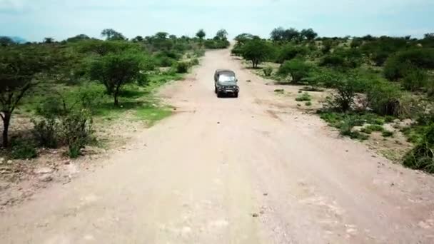 4X4 Toyota Land Cruiser Safari Vehicle Driving Dirt Road Kenya — Stock Video