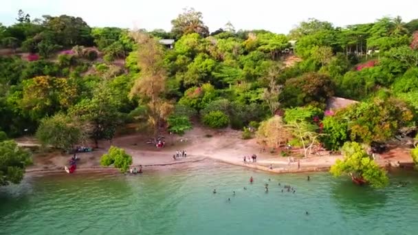 Persone Che Nuotano Nel Torrente Kifili Kenya Con Barca Legno — Video Stock