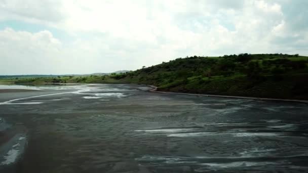 ケニアの大地溝帯のアルカリン湖マガディ湖に向かって飛行ドローン 低空気圧 — ストック動画