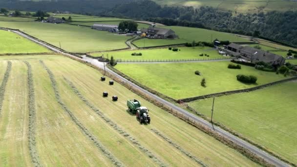 Groene Tractor Oogsten Hooi Een Landelijk Engels Landschap Luchtfoto Natuur — Stockvideo