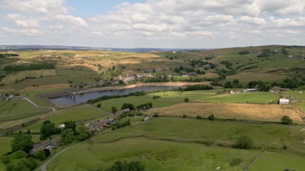 Hava Aracı Videosu Değirmen Bacalı Bir Yorkshire Village Kırsalının Görüntüleri — Stok video