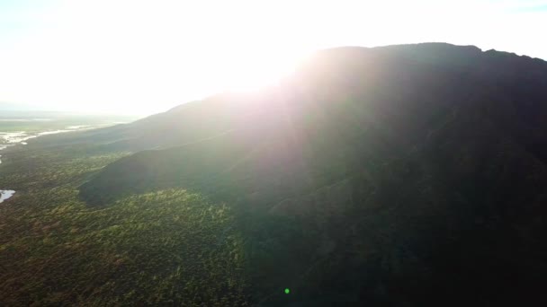 Sol Brilhante Sobre Montanha Lado Lago Natron Lago Alcalino Ngorongoro — Vídeo de Stock