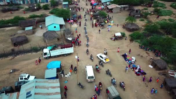 Riders Riding Motorbikes Langs Lokale Markt Masai Village Kenia Oost — Stockvideo