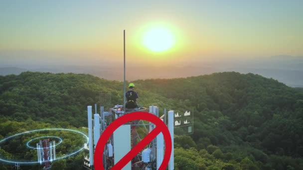 Técnico Reparando Uma Torre Telecom Pôr Sol Topo Uma Montanha — Vídeo de Stock