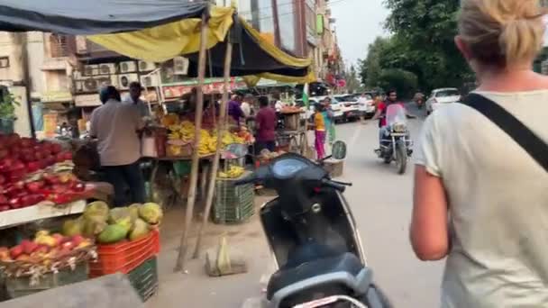 印度街道和交通拥挤的城市建筑的动人镜头 游客走过印度的街道 很少见到水果店和街边食品店 — 图库视频影像