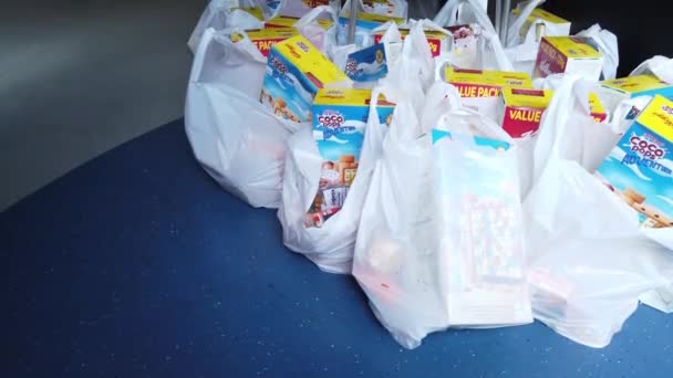 英国的生活费危机食品袋准备好了 可供当地有困难的家庭收集 — 图库视频影像