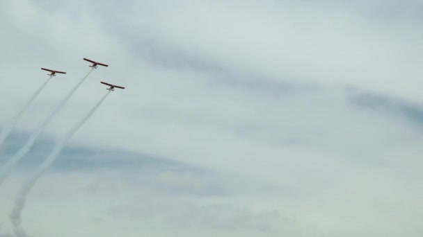 三架编队中的飞机穿过多云的天空 流淌着浓烟 — 图库视频影像