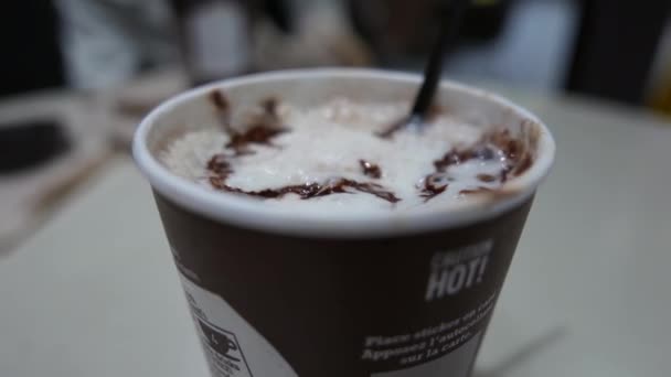 기사보기 맥도날드 패스트 레스토랑에서 커피를 마시는 사람들의 움직임 흐릿하게 표시되어 — 비디오