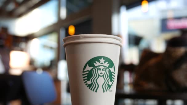 Рух Розмитої Гарячої Кави Starbucks Димом Столі Людьми Каву Всередині — стокове відео