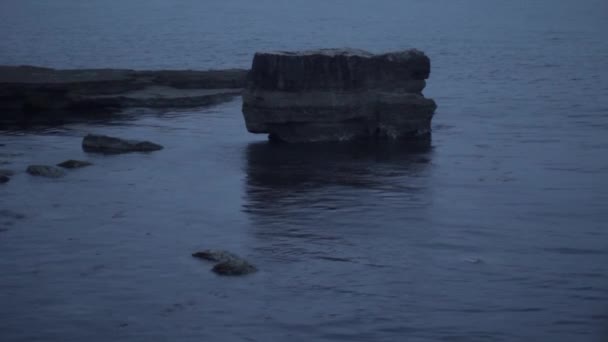 Świcie Mała Fala Uderzająca Głaz Morzu Niedaleko Portland Anglia — Wideo stockowe