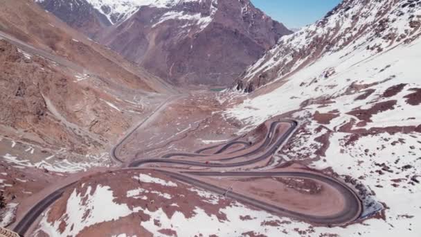 アルゼンチンとチリの間のアンデス山脈にあるクリスト レンデター山の峠を走行する車両 空中射撃 — ストック動画