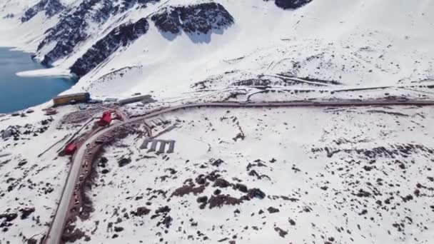位于智利Portillo Ski度假地的覆盖雪山的安第斯山脉 南美洲 空中倾斜 — 图库视频影像