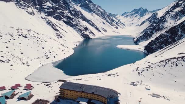 Ohromující Pohled Jezero Zasněženými Horami Lyžařském Středisku Portillo Chile Letecký — Stock video
