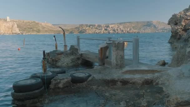 Sea Water Surrounds Old Abandoned Boat Dock Sitting Foreground Rocky — Stock Video